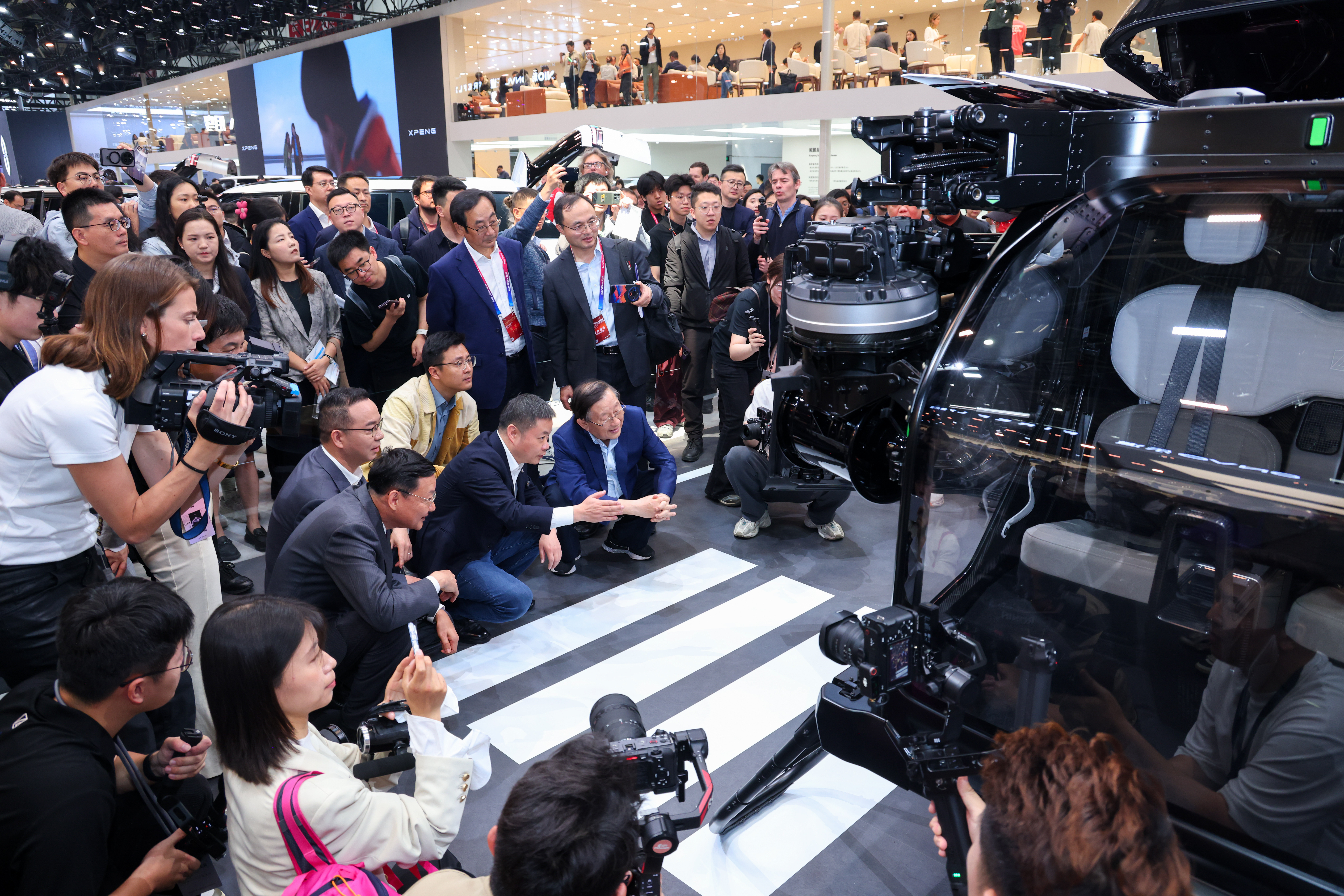 这次车展上，中国科协主席万钢参观了小鹏集团展台。参观到小鹏汇天陆地航母的时候，和