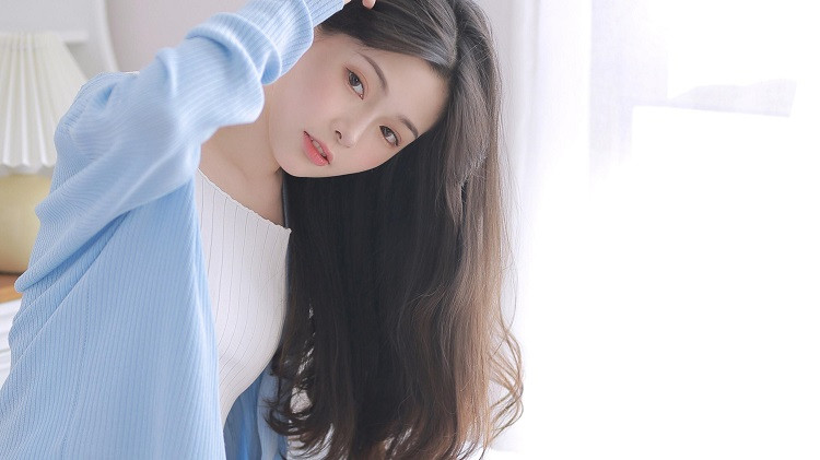 男人和别的女人发生了关系后，面对伴侣的亲密示好，他们会下意识地回避。比如，伴侣