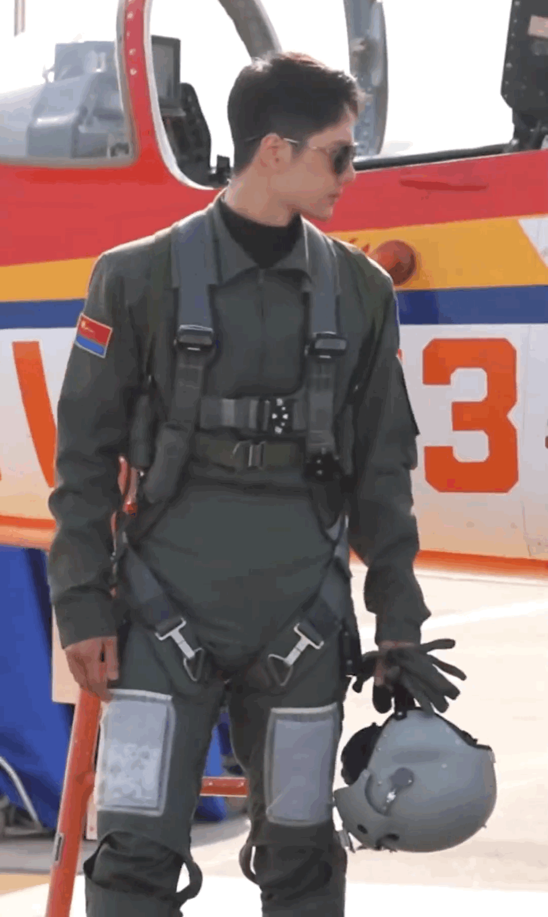 王一博哥哥又甜又飒，谁不喜欢这样酷飒💯的一博哥哥！｜王一博