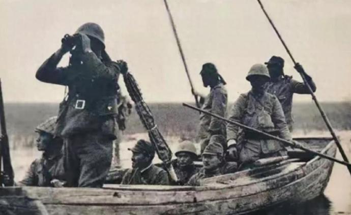 1944年，游击队因叛徒告密，躲进芦苇荡里啃了一个月芦苇，出来后却看到一名吃得白