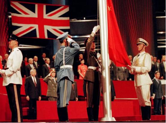 英国当年连富得流油的香港都乖乖还了，为啥偏偏死攥着万里之外的破马岛不撒手？这不