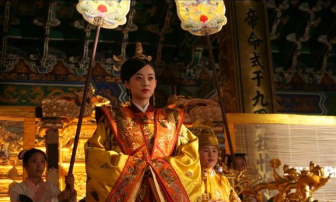 一天，万历皇帝喝醉了酒，逼着两个宫女唱曲给他听，这俩宫女打死也不唱。万历大怒：给