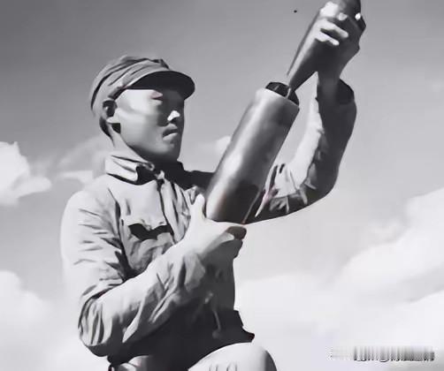 1945年，在山上休息的迫击炮手陈宝柳，忽然发现30多个日军和几个女人，正在不远