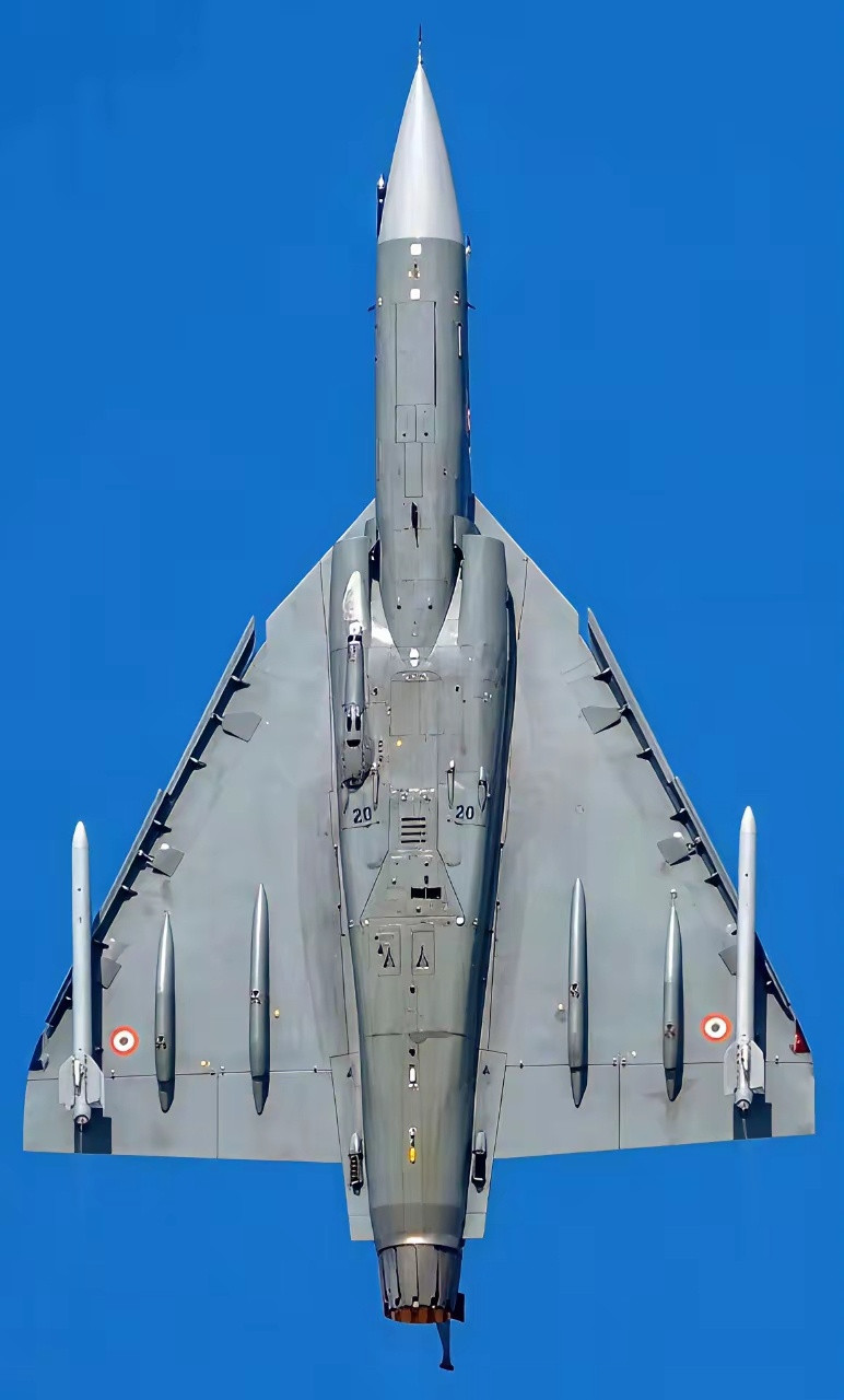 光辉战机的肚皮和背面的高清图，这设计漂亮吧？天鹅脖子+三角翼。无尾三角翼的缺陷就