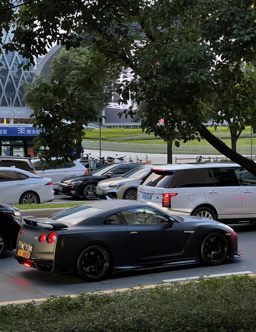 国庆假期深圳街头的豪车，不少是从河对岸开过来的。​​​