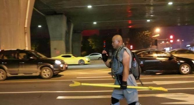 山西街头深夜一位和尚暴走，身披袈裟，手持禅杖，酷似鲁智深，他是何方人物，为何总是