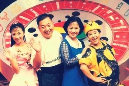 那年，鞠萍带着儿子蒋翼遥嫁给了现任老公杨硕，杨硕对鞠萍说：“为了儿子的健康成长，