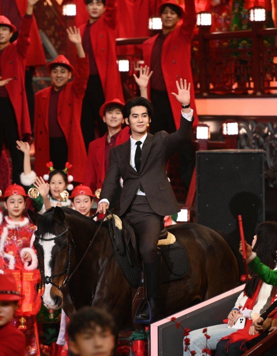于适骑着马就来辽宁卫视春晚了，开创了国内春晚首例真马上舞台，厉害！鲜衣怒马少年