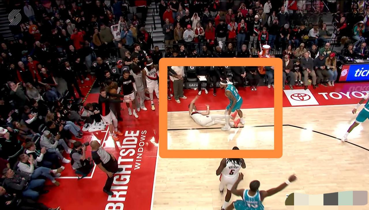 开拓者主帅斯普利特真是怒不可遏！在今天开拓者主场迎战黄蜂的比赛中，当时比赛进行到