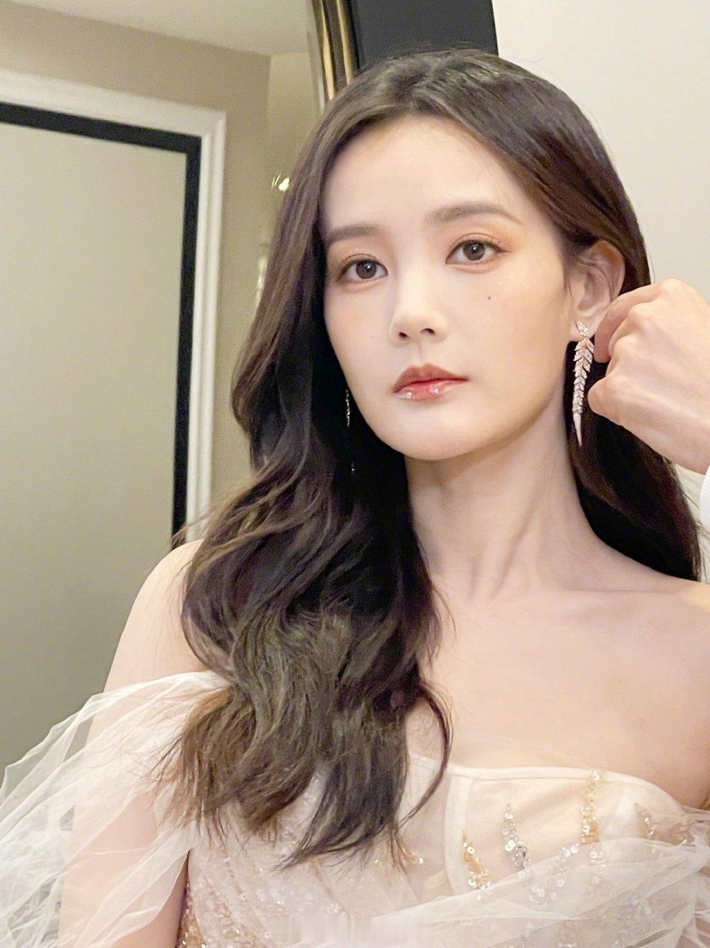 李一桐美丽纱裙写真