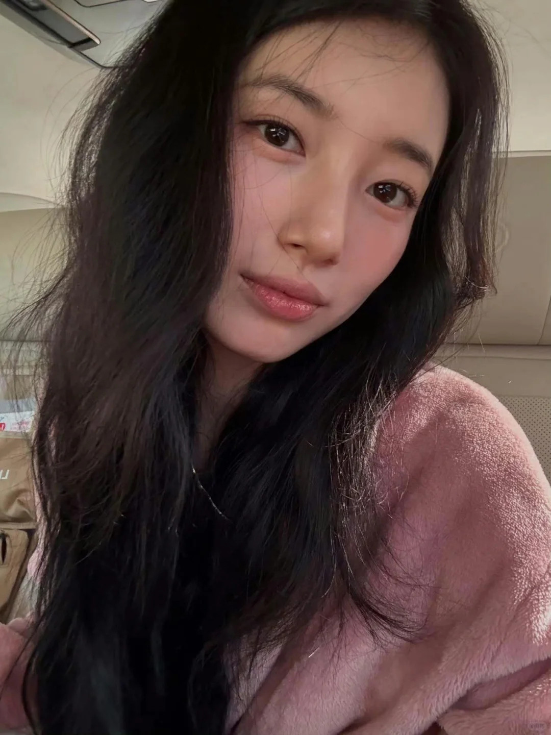 秀智ins更新，她对芭蕾是真爱呀，又晒了练习芭蕾的照片。秀智最近在越南拍戏呢。