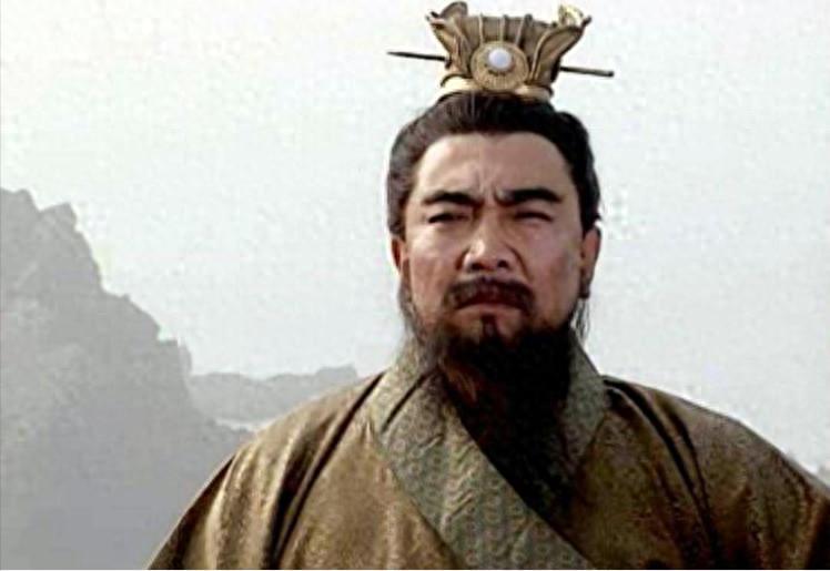 公元220年，一个四十五岁的男人病死在成都。史书上只给了他几行字，草草交代了一句