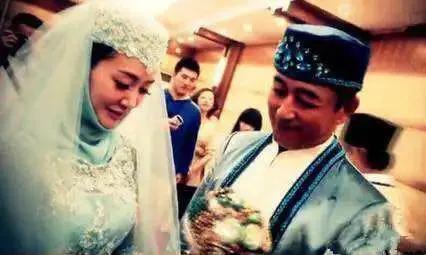 2013年10月，王志飞与小15岁的张定涵办婚礼，68万礼金全部捐出来做慈善。