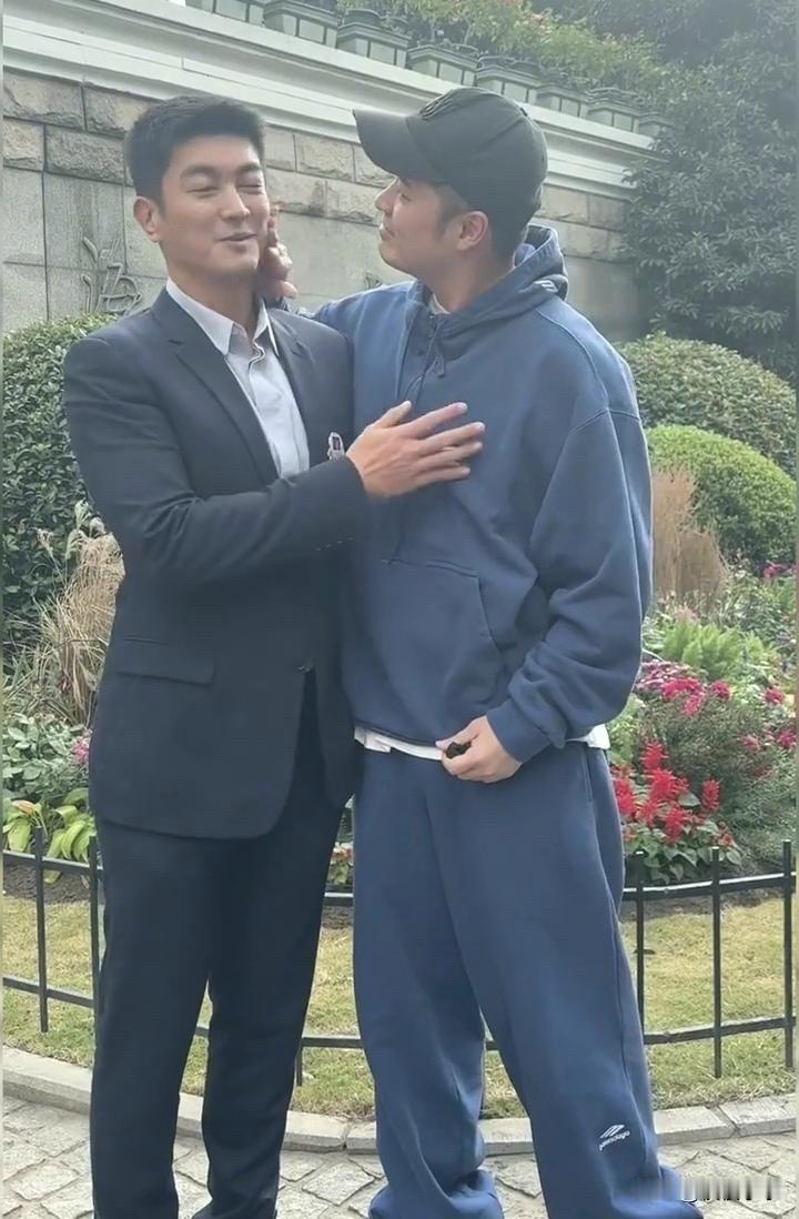 杜江和陈赫线下相遇，杜江一身正装，陈赫一身休闲装，俩活宝正经加搞笑组合，好欢乐啊