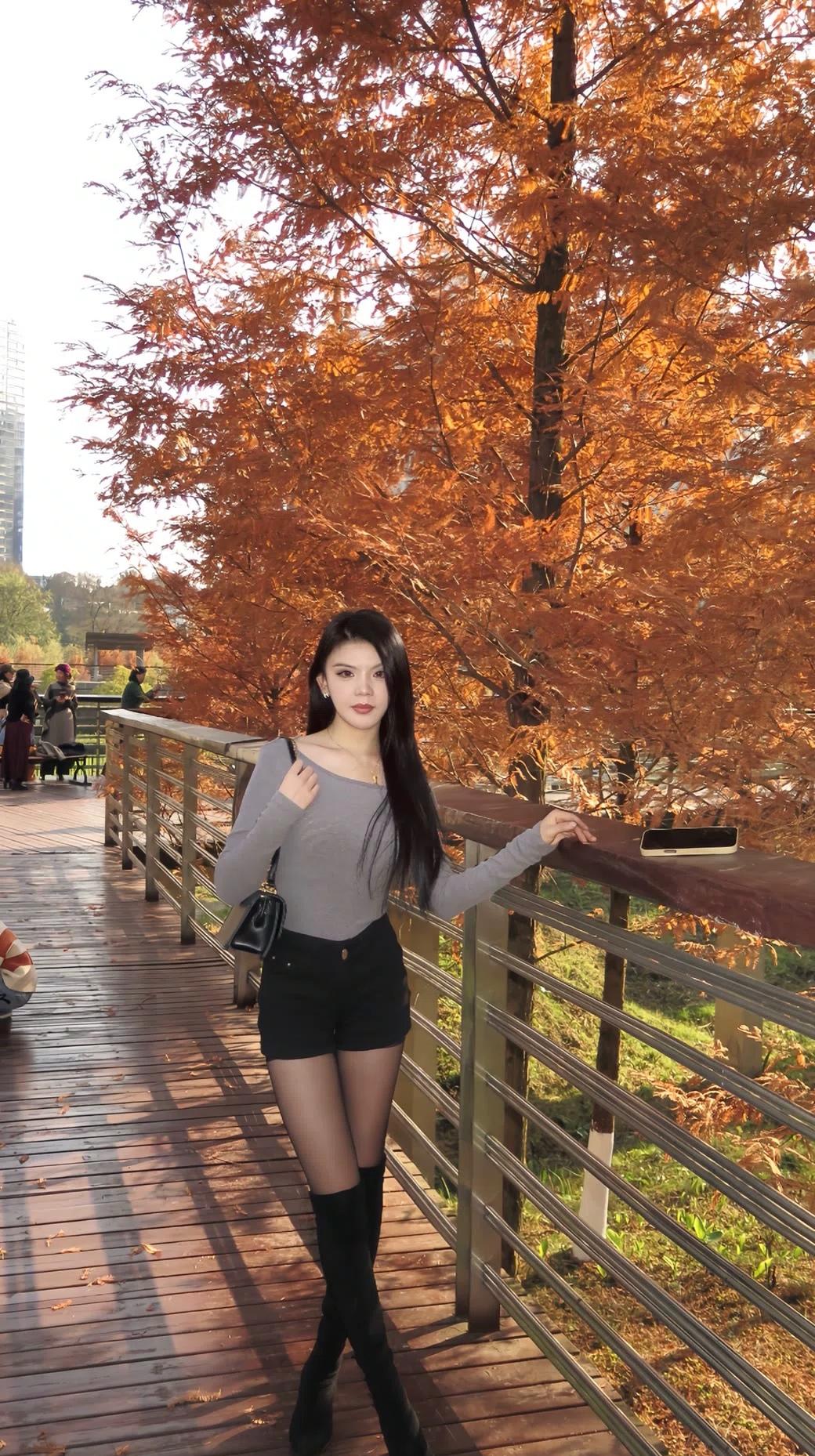 秋日漫步，红叶相伴，时尚穿搭，尽显风采
