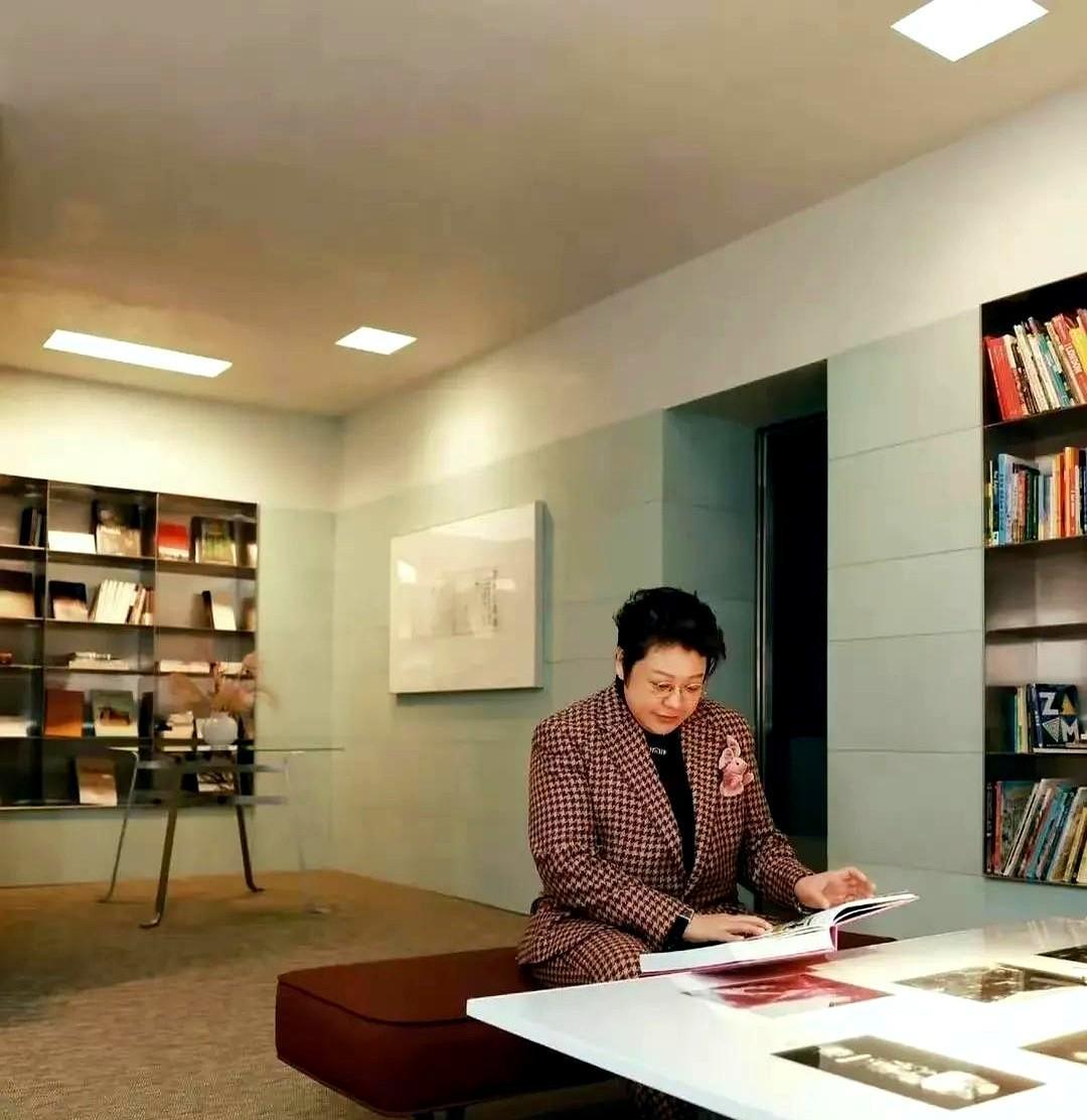 这是韩红啊！差点没认出来！这打扮，真是太美了！姐妹们快看！这身造型完全颠
