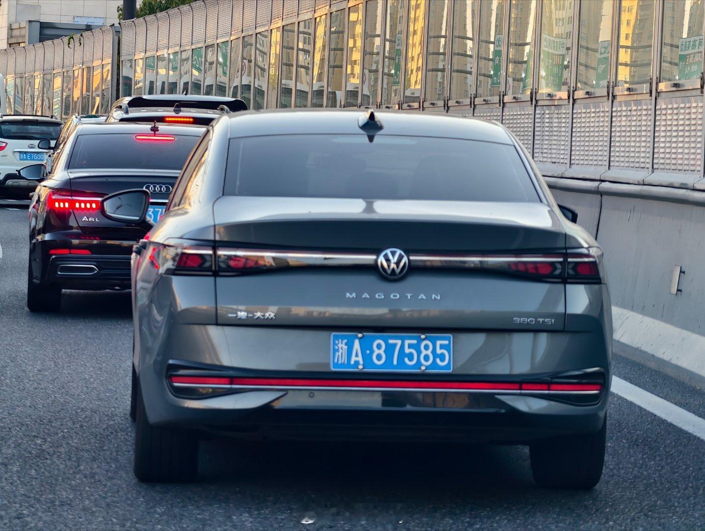 五位数全数字的车牌真难得见到，车主拥有这个车牌号得有二十多年了吧。大众迈腾迈腾