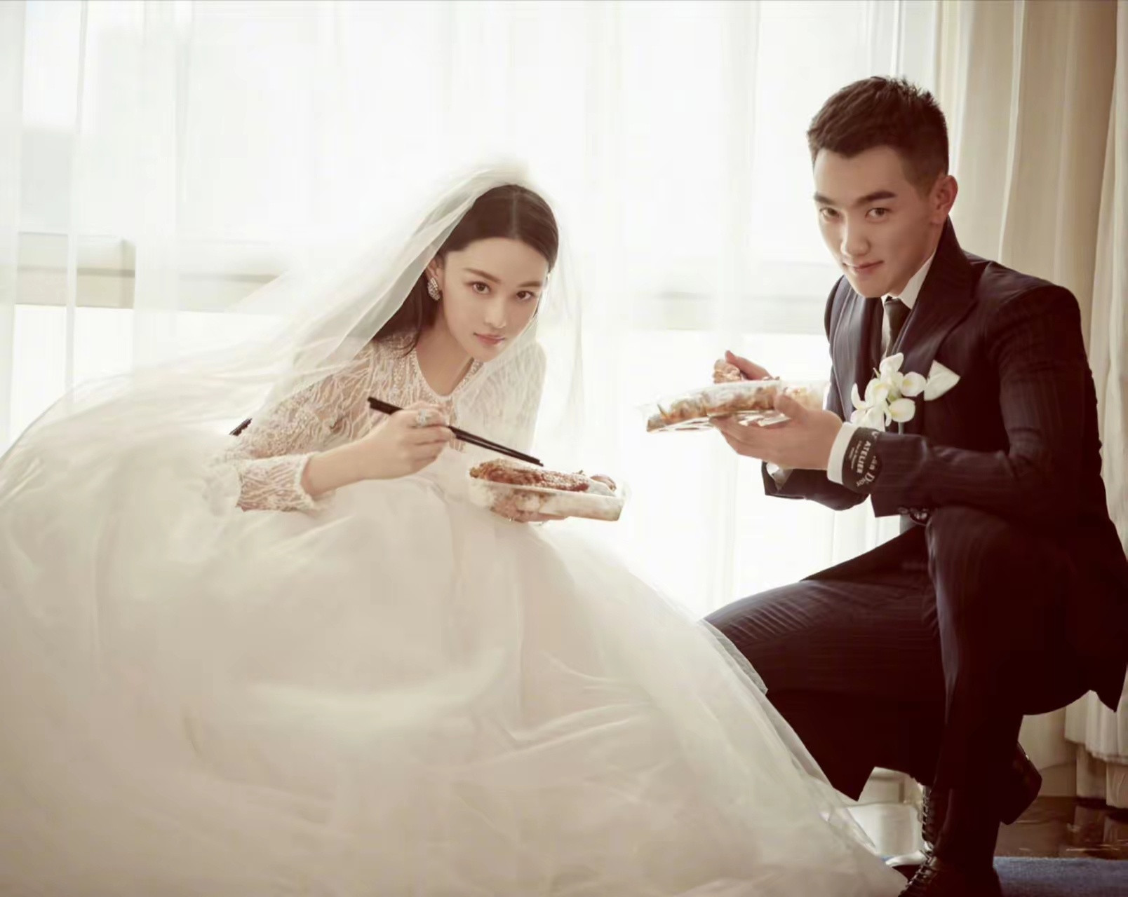 一张近照，戳破了张馨予和何捷的“婚姻真相”，章子怡真没说错