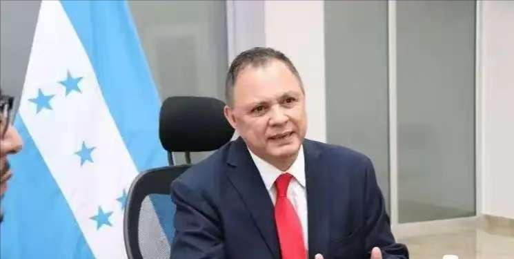 昨晚刷新闻，作为个关注拉美的普通网友，我都后背发凉了。洪都拉斯当选人阿斯富拉当着