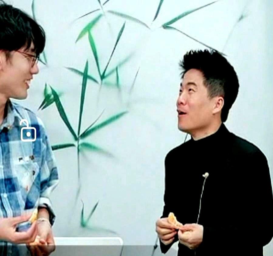 谁还看直播是为了买东西？现在点进董宇辉的“与辉同行”直播间，跟进了德云社似的。