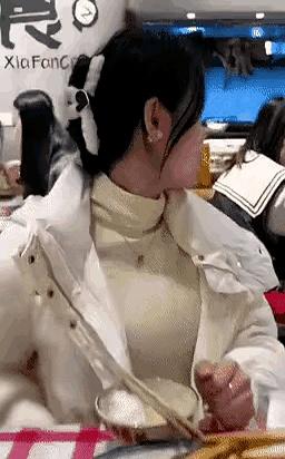 这相亲桌上的一块肉，差点把两人的界线暴露无遗。女子转头看热闹，男子趁机夹肉进她