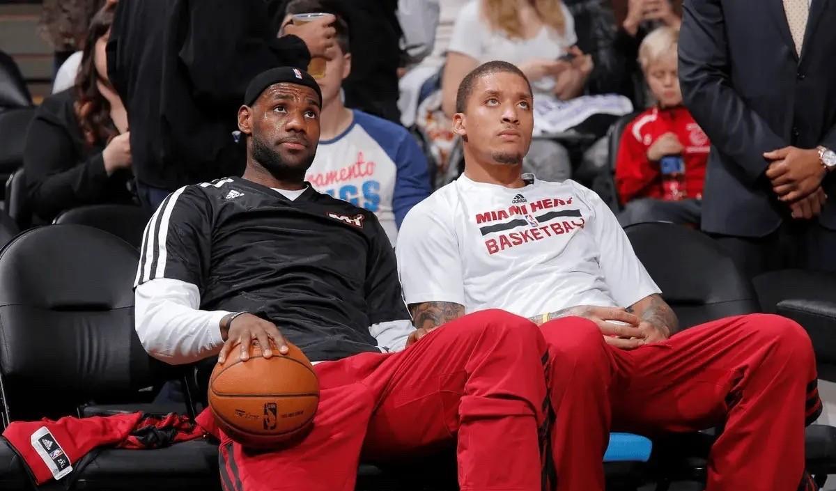詹姆斯获盛赞前NBA球员迈克尔-比斯利在一档节目中谈到了谈到了詹姆斯，他说：“