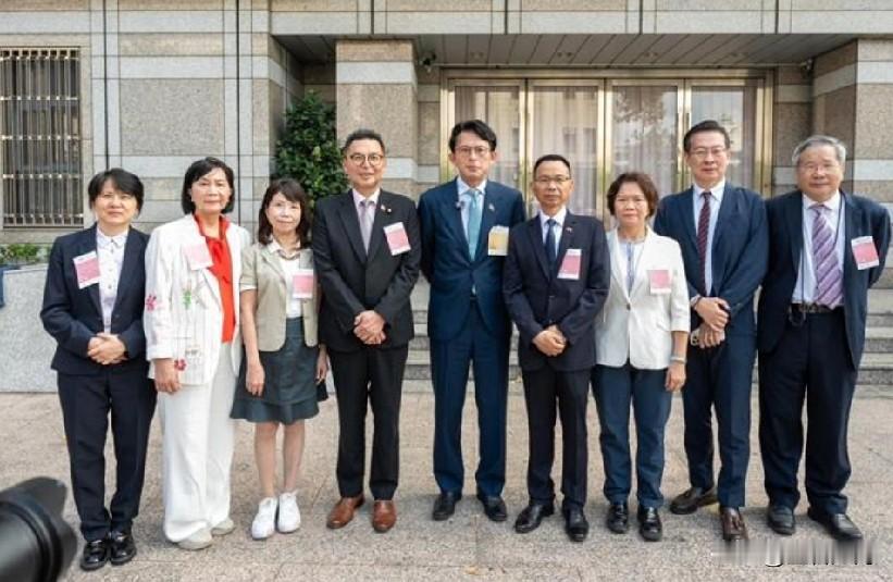 黄国昌为韩国瑜发声，对赖出手了。就在10月9日，岛内在新北进行一场活动晚会，包括