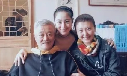 2015年，王小蒙不顾恩师赵本山劝阻，执意嫁给亿万富豪。赵本山气不过，直说：“所