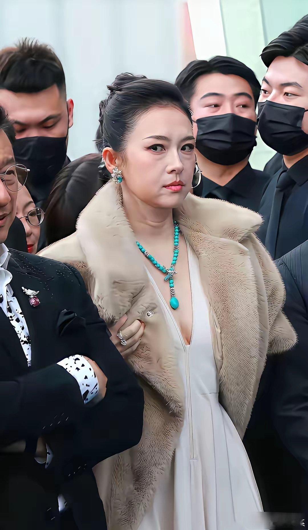 好像谁欠她钱一样，难怪汪峰不要她了