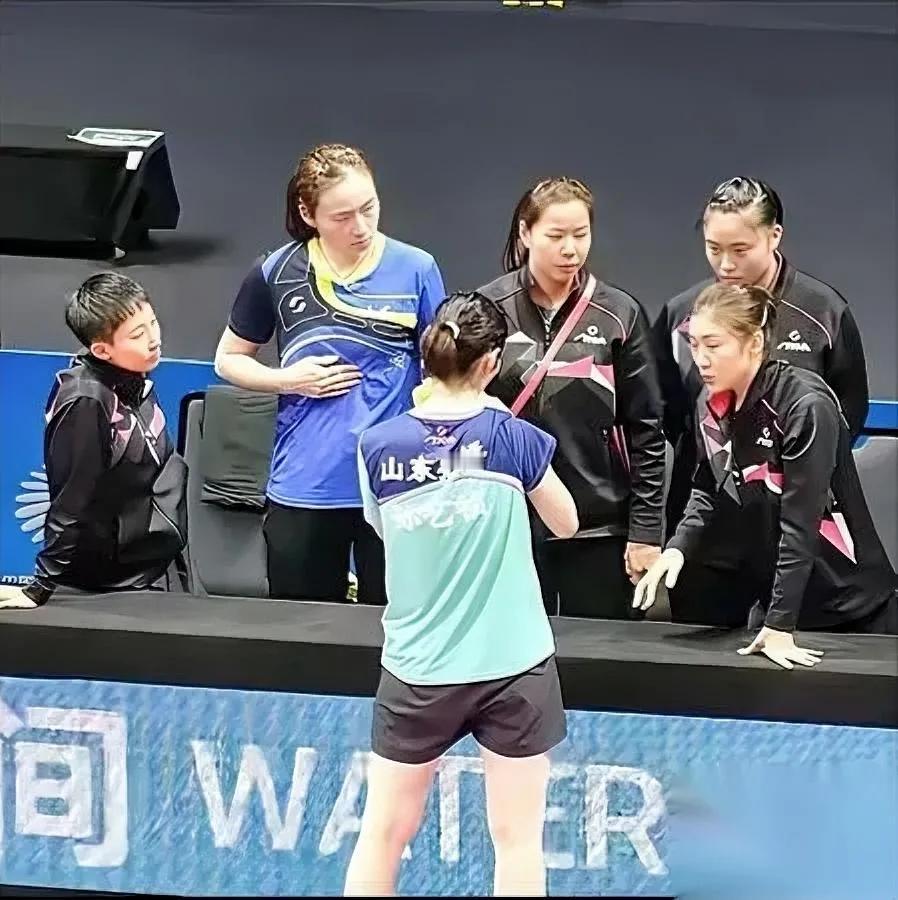 山东女团杀疯了！一天拼8小时的背后…陈梦带着俩姑娘从早到晚泡在球馆，全运