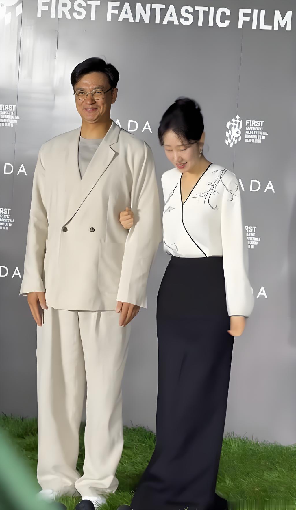今天刘敏涛和周一围一起走红毯，两位都搭配的很时尚，看起来也格外的般配。刘敏涛