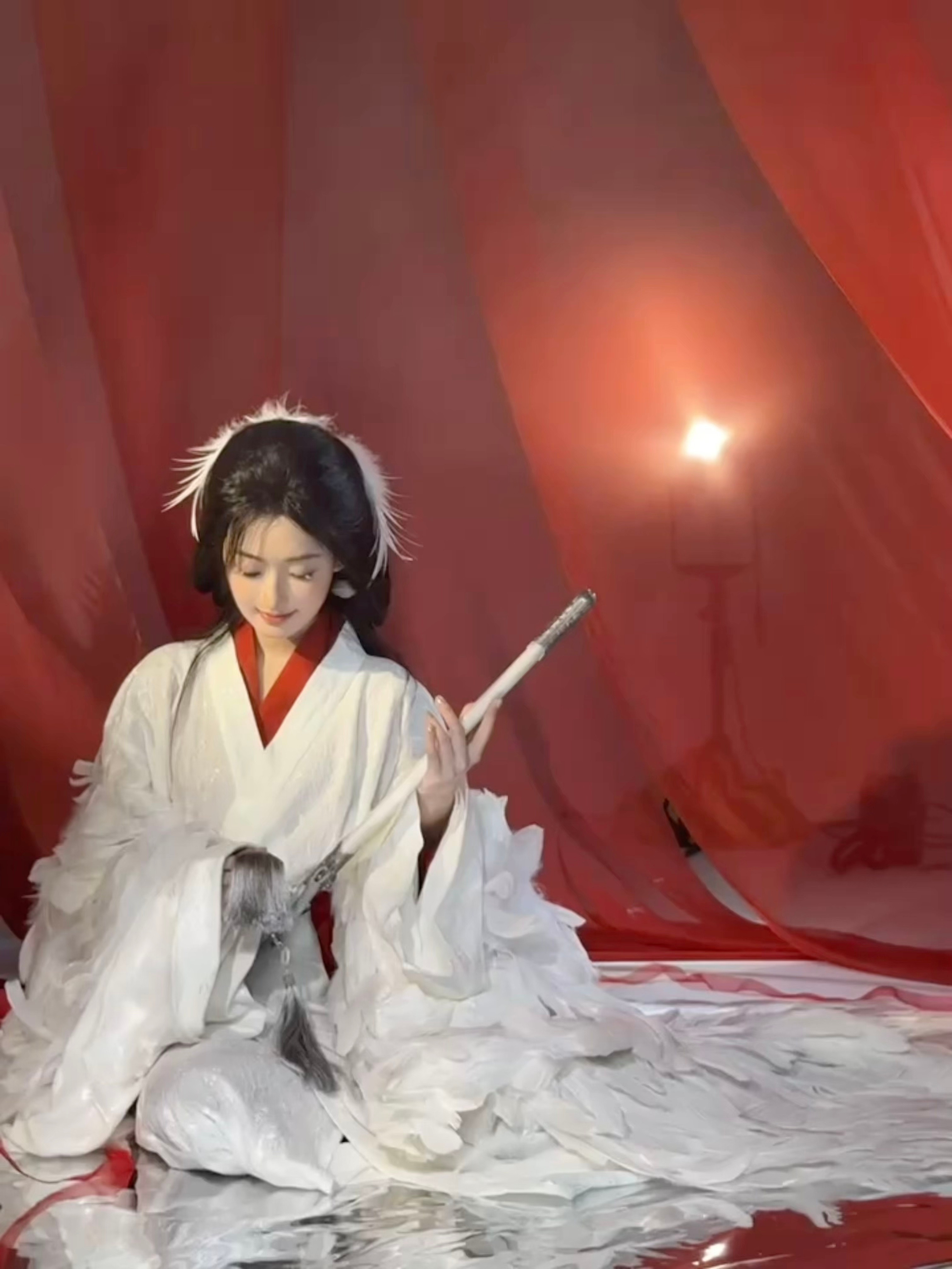 杨雨潼下雪了杨雨潼新vlog里，红白古装与飘雪适配度拉满，她那句“下雪了，我们