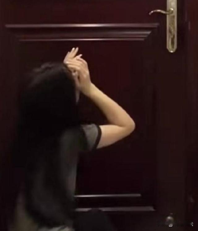 黑龙江齐齐哈尔，一男子都要和女友结婚了，却在和兄弟聚餐时，看上了邻桌漂亮姑娘。他