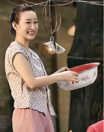 秦海璐真是一个神奇的存在，她身上似乎自带旺剧体质。据说圈内一直有句大实话：只