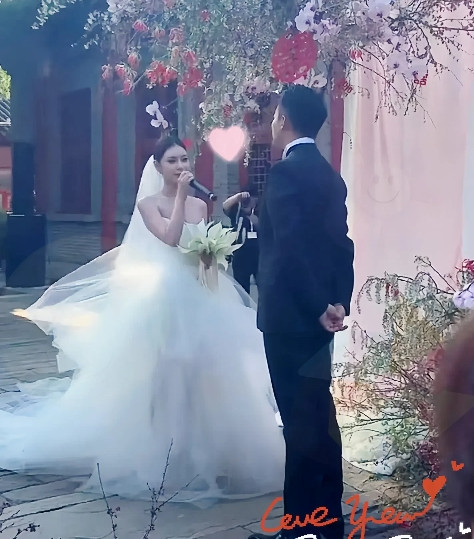 婚礼现场直播……我愿意！镜头里，汪小菲连着说了两遍“我愿意”，那声音略带沙哑