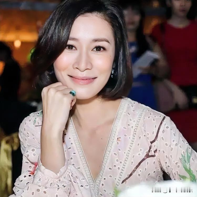 这下好了不止香港，全国人民都知道了佘诗曼拼了大半辈子，花了3000万在香