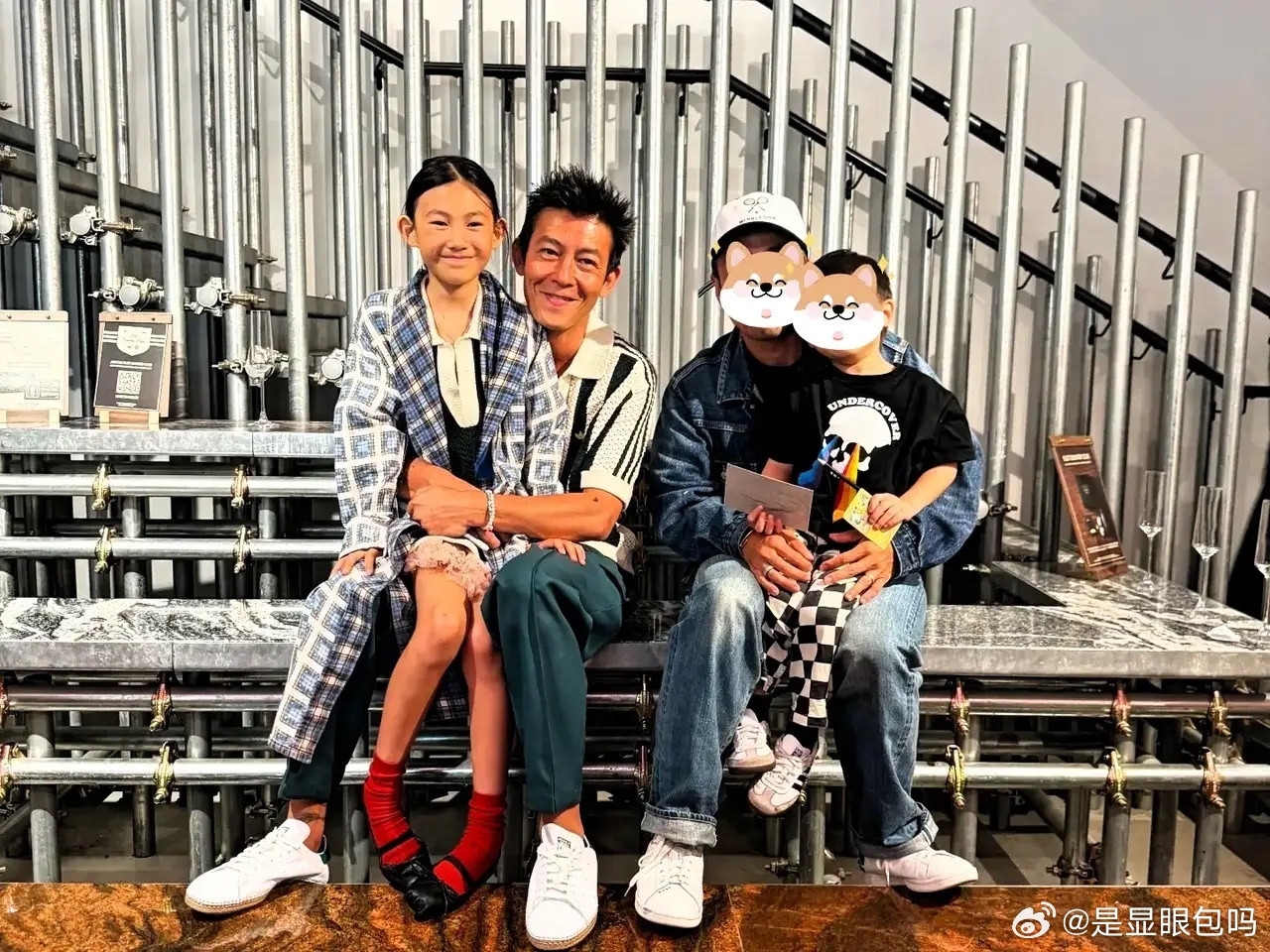 陈冠希带女儿现身伦敦，Alaia个子长得好高啊！腿细长细长的，看来还是遗传了超模