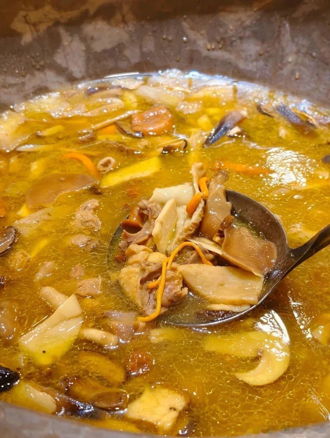 雨季到昆明的快乐全在野生菌里！本地人私藏10家吃菌老店整理好了，鸡枞、见手青
