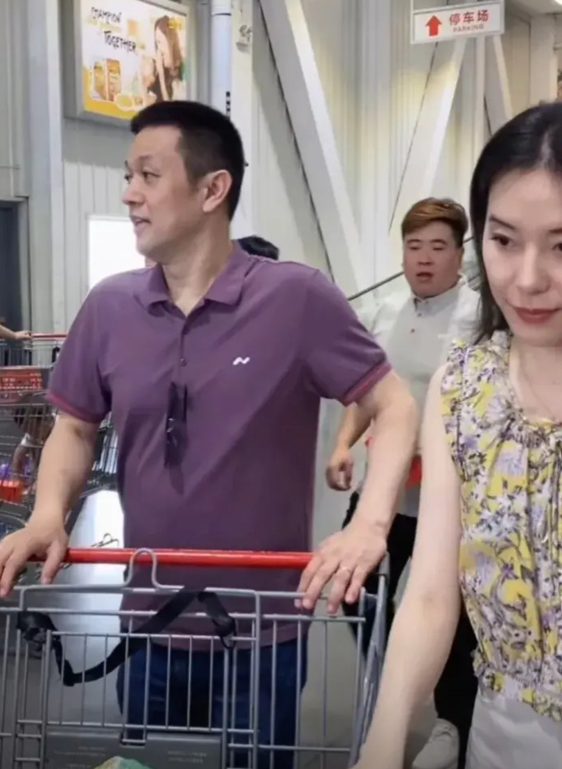 李斌造车行不行不知道，反正和斌嫂去逛个商场，比网红还网红，回头率200%，这是粉