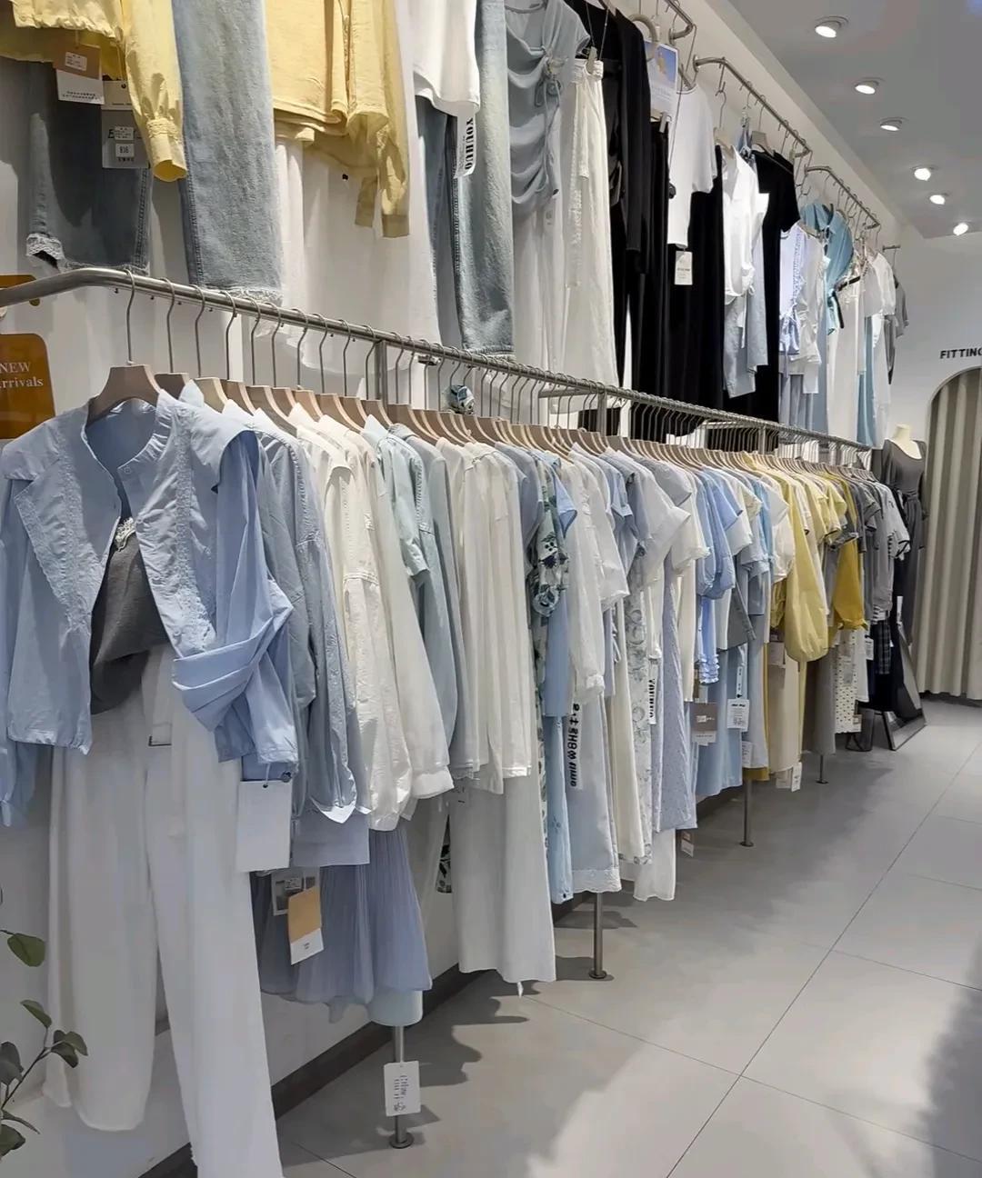 实体店你真是够了，说什么夏季清仓处理，进去一看随便一条裙子三四百元，你告诉