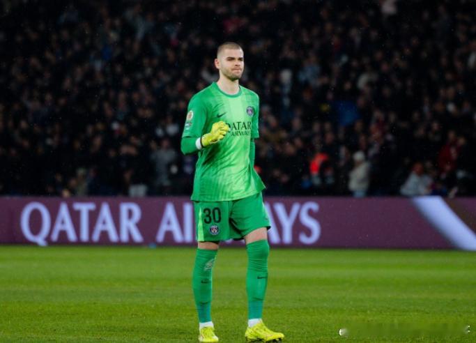 据意大利记者斯基拉报道，舍瓦利耶可能今夏离开巴黎。舍瓦利耶在巴黎的主力门将角色被