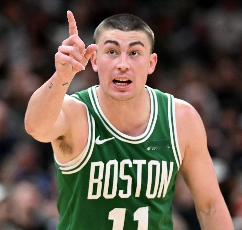 普理查德这是“针对湖人”？对阵湖人：14中10，三分9中6，30分对阵太阳：