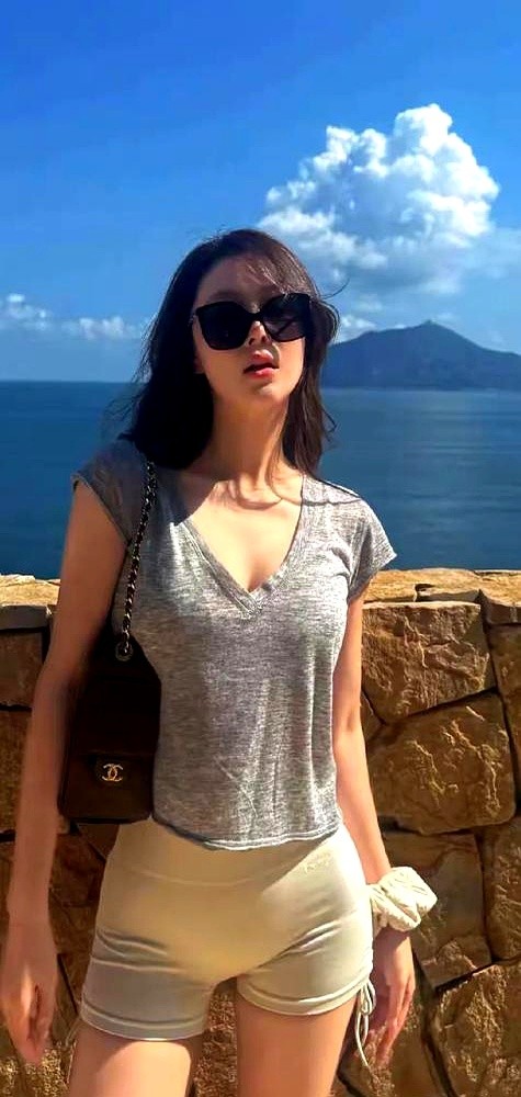 一身大豹纹挂脖露腰长裤，换个人穿大概率是灾难现场，张馨予在泳池边愣是没穿出半点风尘气。从当年《武媚娘