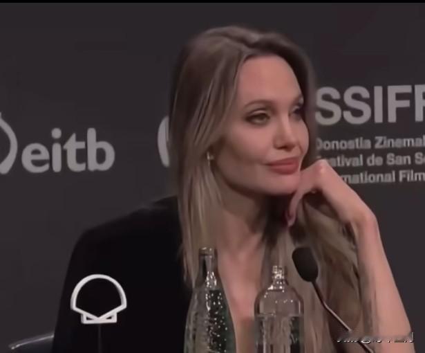 好莱坞影星安吉丽娜·朱莉表示，美国言论自由受到威胁，“我认不出我的国家了”。