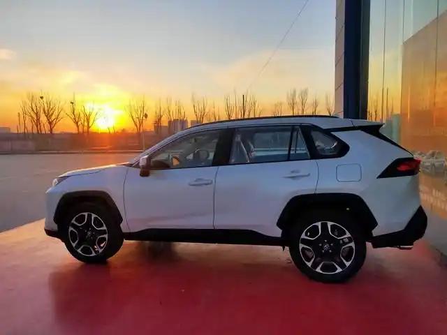 丰田掀桌子了！15.18万，全球第六代RAV4荣放：全场景出行新标杆混动SU