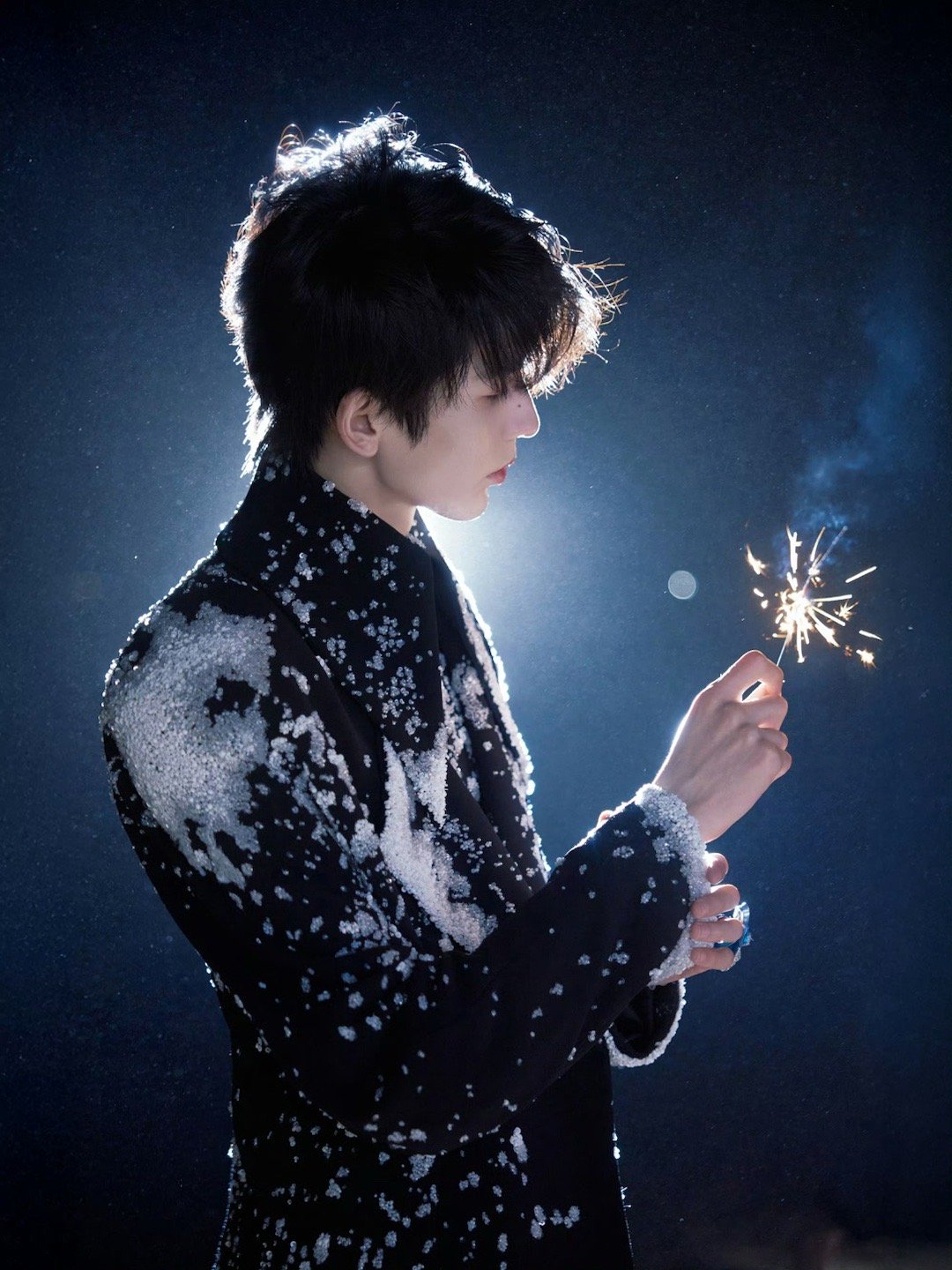 张凌赫红毯的神又开始发力了造型师出来挨夸！！！这种长度的大衣也就张凌赫