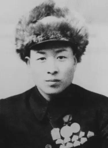1941年的山东，一个19岁的八路军小兵，枪膛里就三发子弹。他蹲在山坡上，眼前是