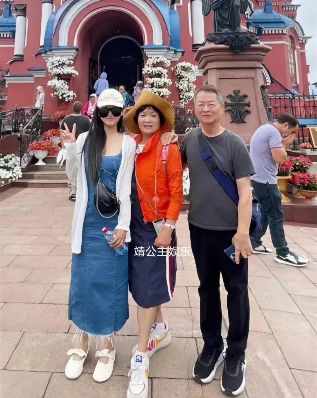 46岁陈乔恩带老公艾伦回家探亲，岳父母身体硬朗，精神头十足，一家人相处得温馨和睦