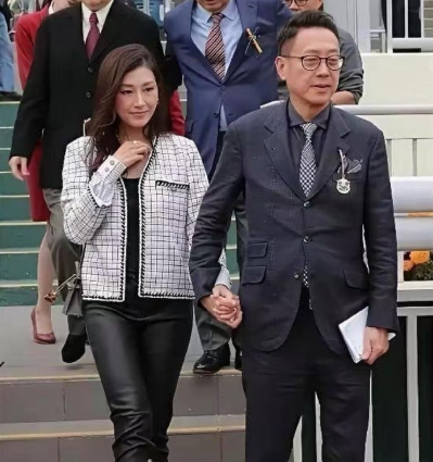 许晋亨更爱谁，看照片一目了然！许晋亨与前妻何超琼在一起逛夜市，不帮妻子拎包也不