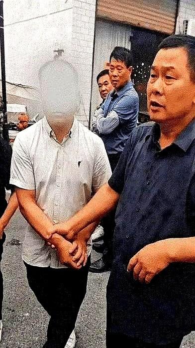 “砰”的一声，江西某村一户刚办完丧事的农家院里。人家灵堂里哭声一片，这五个人就